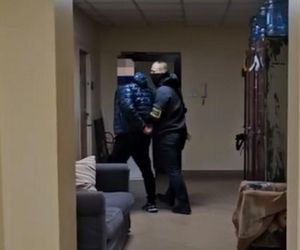 Policja zatrzymała recydywistę z narkotykami, bronią i milionem złotych!