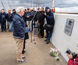 Tablica upamiętniająca Bohdana Sienkiewicza na Alei Żeglarzy w Gdyni