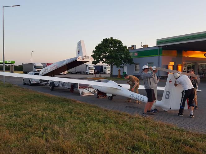 Szybowiec wylądował na polu przy ruchliwej drodze koło Wschowy