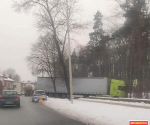 Zawiercie: Ciężarówka wjechała na spacer do parku miejskiego. Są utrudnienia