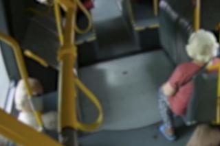 Weszła do autobusu i zaczęła mocno krwawić. Na pomoc starszej kobiecie rzucił się kierowca