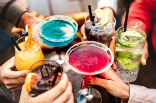 Czy jeden drink może przyczynić się do uzależnienia? Naukowcy poznali działanie alkoholu na mózg