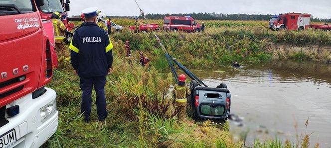 Makabra pod Wieluniem. Samochód zatonął w stawie, w środku zwłoki dwóch mężczyzn