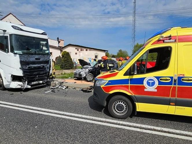 Ciężarówka uderzyła w mazdę na skrzyżowaniu. 66-latek zginął na miejscu! 