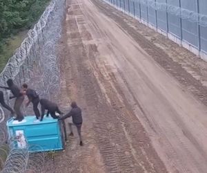 Strażnicy graniczni nie mogli w to uwierzyć. Migranci wymyślili, jak pokonać zaporę