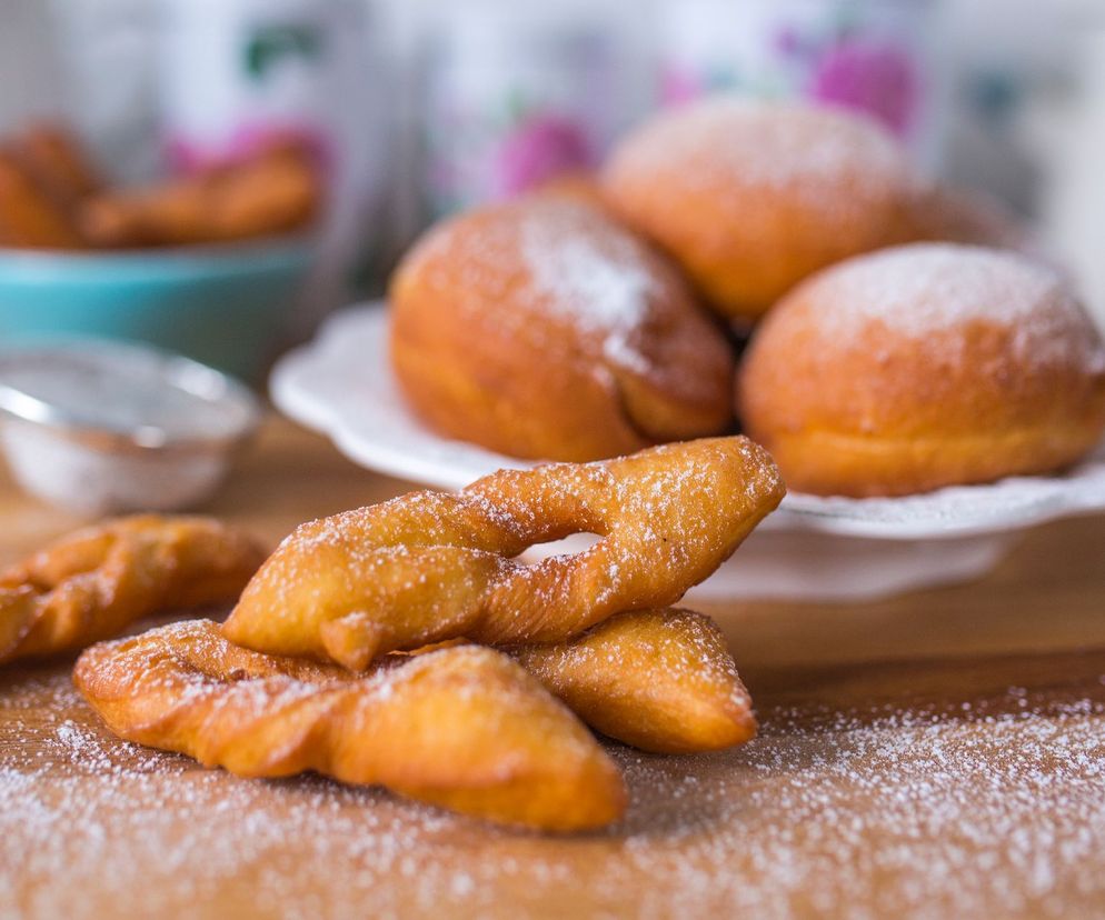 Faworki na drożdżach - sprytny sposób na puszyste faworki