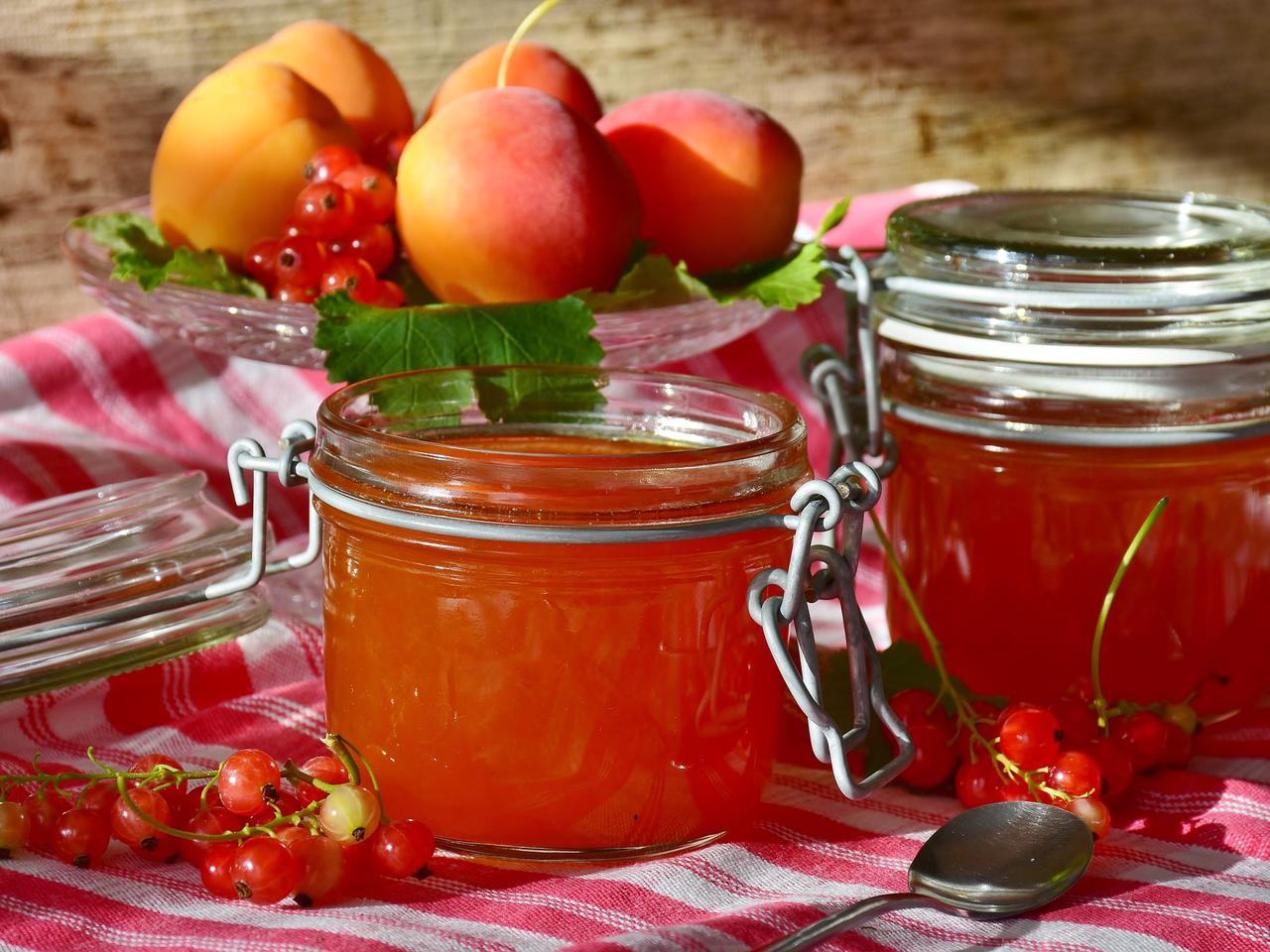 Konfitura z moreli w galaretce porzeczkowej: łatwy przepis