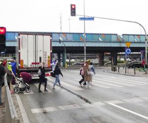 Ciężarówka zmiażdżyła pieszego na pasach w Warszawie. Fatalny wypadek, śmierć na miejscu