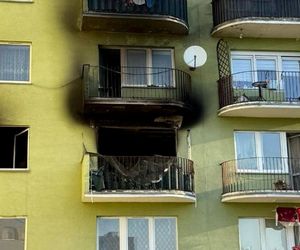 Nocny pożar bloku! Jedna osoba nie żyje. Jedna ratowała się, skacząc przez okno. Koszmar w Brzegu Dolnym [AKTUALIZACJA]