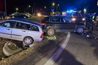 Poważny wypadek pod Kaliszem. Dwie osoby zakleszczone w pojazdach 