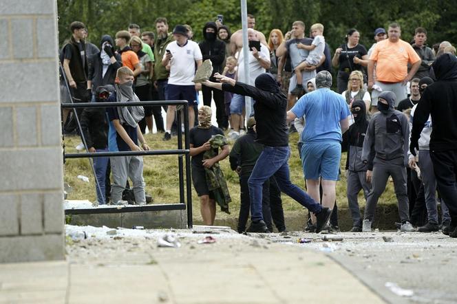 Wielka Brytania płonie! Bitwy na ulicach, pierwsze państwo ostrzega przed podróżami