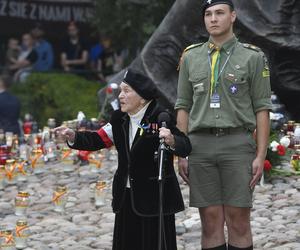 Złożenie kwiatów na kurhanie przy pomniku Polegli Niepokonani na Cmentarzu Powstańców Warszawy
