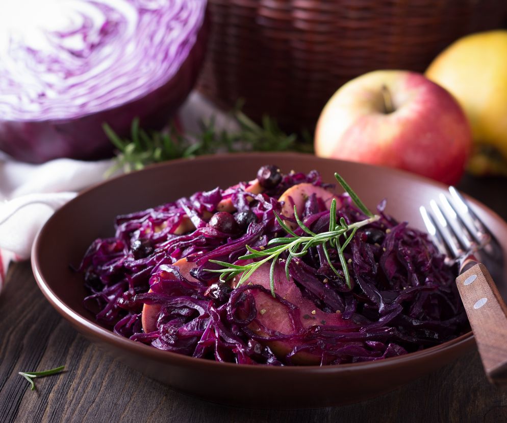 Czerwona kapusta duszona z winem i suszonymi owocami: przepis