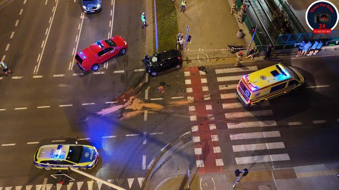 Auto spadło z kilku metrów na tory tramwajowe w Warszawie