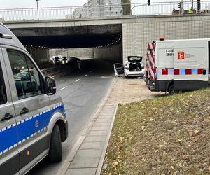 Śmiertelny wypadek w centrum Warszawy. Kierowca wjechał w ścianę tunelu