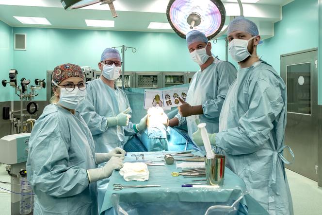 Pierwsza w Polsce operacja wszczepienia podwójnej częściowej, indywidualnej endoprotezy