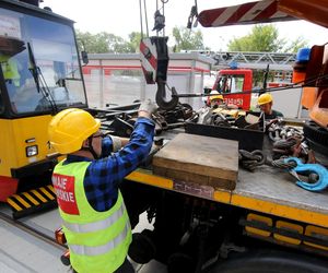 Tramwaj na Stegnach zawisł nad ziemią. Strażacy padli na kolana 
