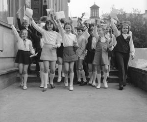 Tak żegnano szkołę w PRL-u! Zobacz, jak wtedy wyglądały zakończenia roku!