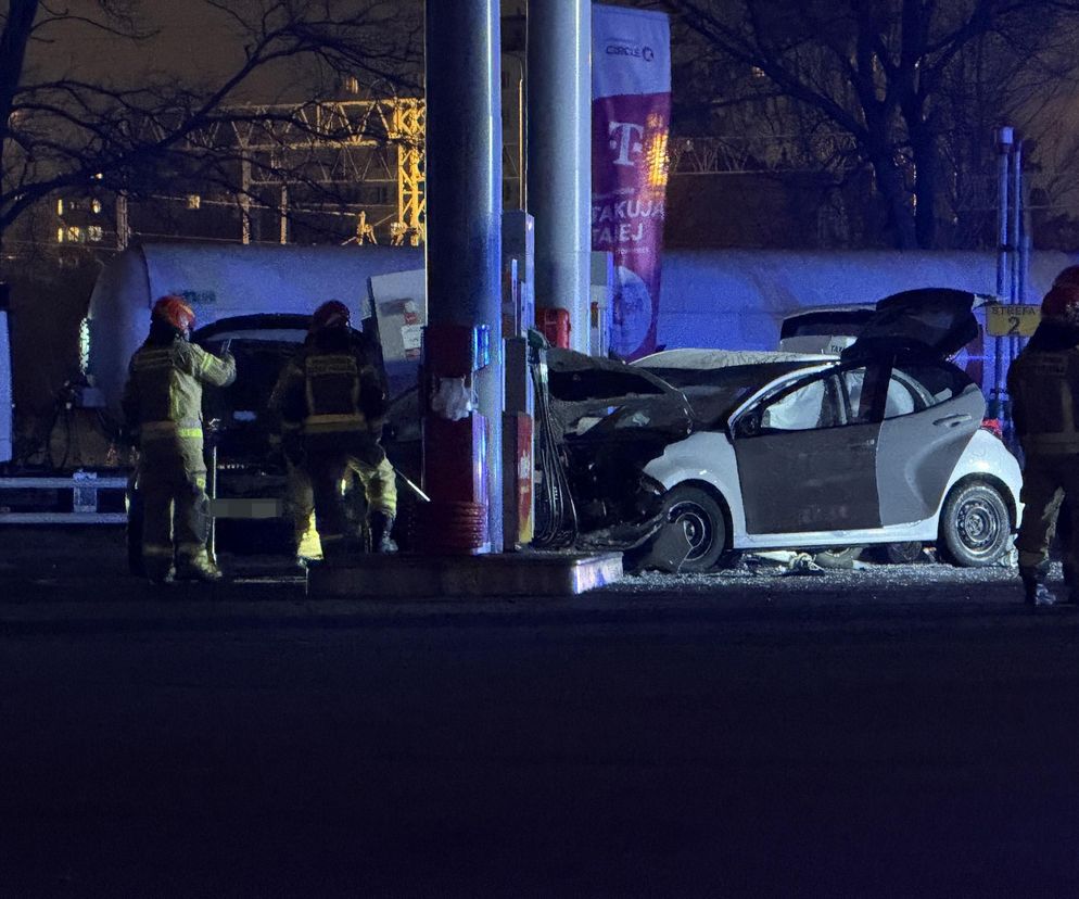  Warszawa: Samochód staranował stację benzynową na Radzymińskiej. Ewakuacja, są ranni