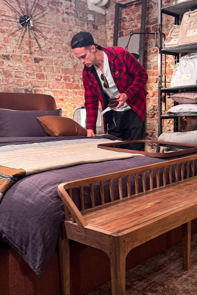 Maciej Zakościelny głaszcze kołdrę po rozwodzie