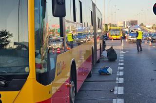 24-latek wbił się w tył autobusu i zmarł. Tragedia w Al. Jerozolimskich w Warszawie