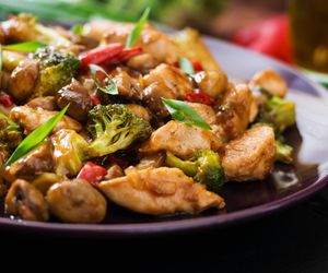 Pikantny kurczak z warzywami - pomysł na obiad ketogeniczny, który pokocha cała rodzina