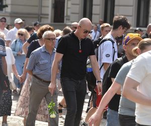 Marsz Milczenia dla Klaudii w Toruniu. „Niech nasza cisza przemówi głośniej niż słowa” [GALERIA]