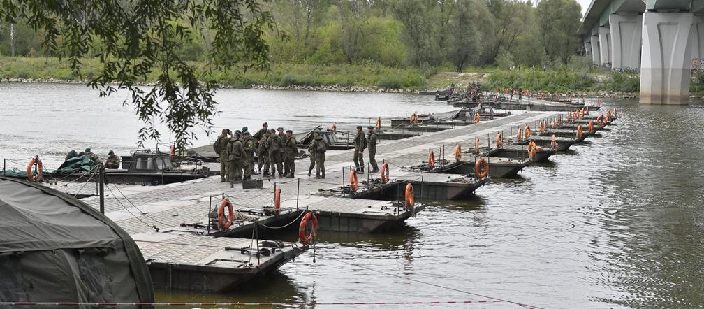 Żołnierze dopinają most