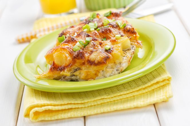 Piersi kurczaka po hawajsku: przepis na pieczony filet drobiowy z ananasem i keczupem