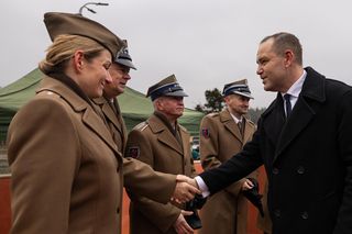 Karol Nawrocki pojawił się na przysiędze żołnierskiej kolegi z ringu