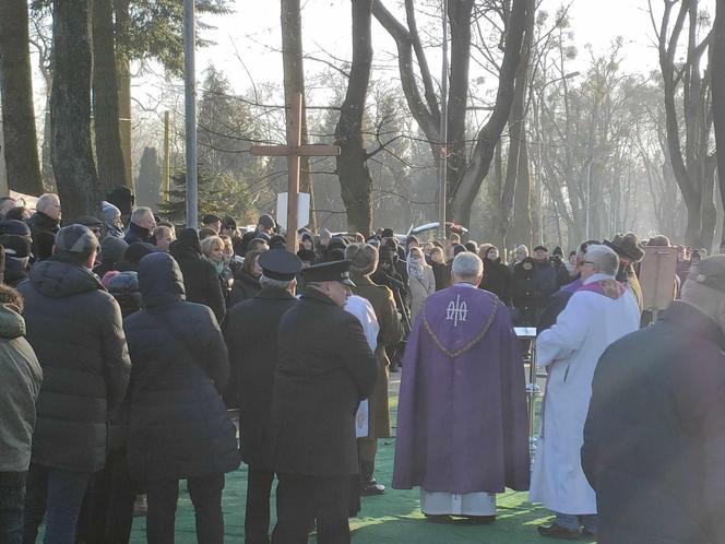 Uroczystości pogrzebowe Iwony Śledzińskiej-Katarasińskiej na Dołach. Wzięło w nich udział wiele osób [ZDĘCIA]