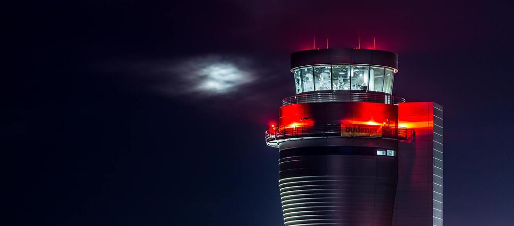 Nowa wieża kontroli lotów w Pyrzowicach rozświetlona!