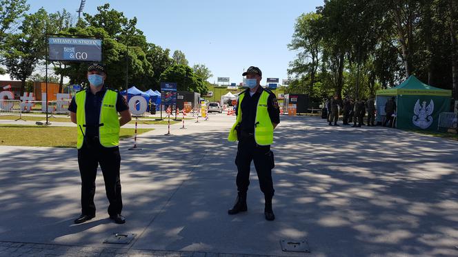 Drive-thru w Lesznie. Na darmowe badania zapisało się ponad 500 osób