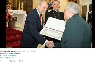 Antoni Macierewicz awansował i odznaczył 132 księży 
