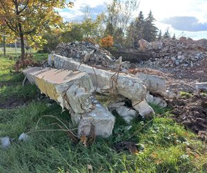 ​Koniec hotelu na lotnisku w Lesznie. Stary, zrujnowany obiekt został wyburzony