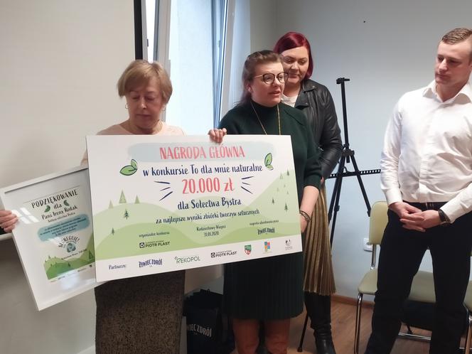 Irena Rodak Sołtys sołectwa Bystra odbiera czek na 20 tysięcy złotych