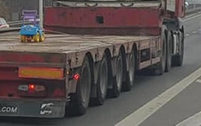 Białystok: Ciężki transport na obwodnicy. Zabawka na naczepie. "A gdzie pilot i eskorta policji?" [FOTO]