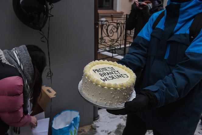 Protest branży weselnej w Toruniu. List do rządu, postulaty i tort