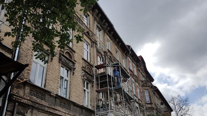 Balkon oberwał się na trzecim piętrze.