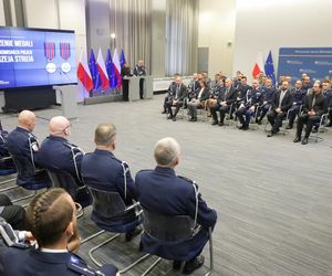 Z narażeniem życia ratowali innych. 81 policjantów odebrało medale 