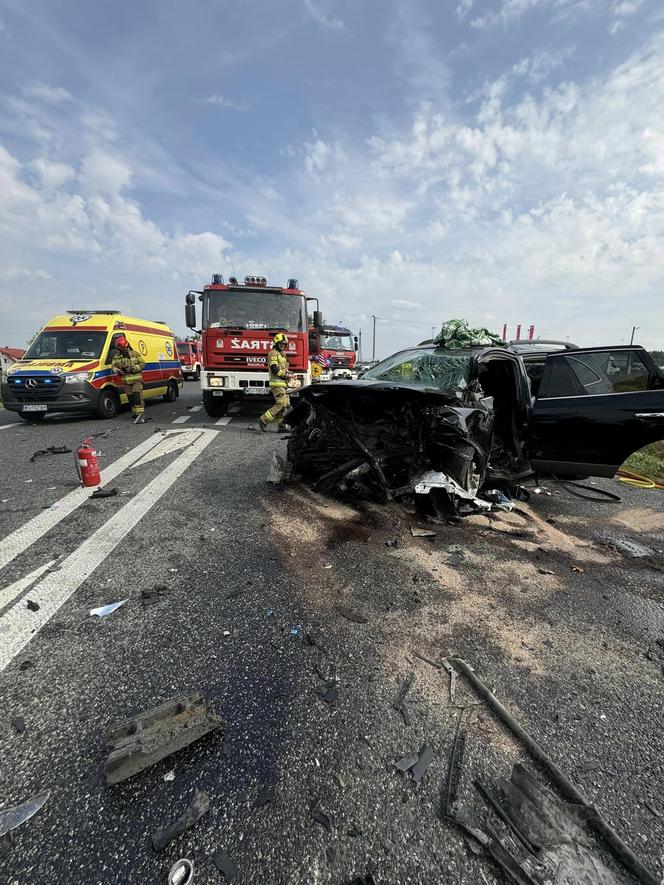 W wypadku na DK2 zginęła na miejscu 24-letnia kobieta, a dwie osoby, w tym małe dziecko, ranne trafiły do szpitala