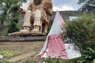 Nowa atrakcja w Bolkowie. W parku stanął gigantyczny drewniany książę Bolko II Mały