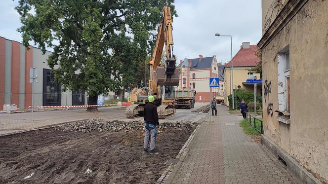 Zrywają kostkę na ulicy Dąbrowskiego w Lesznie. Wyleją tam asfalt.