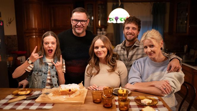 Rodzinka.pl 17 odc. 294 (odc. 7). Magda (Olga Kalicka), Tomek (Maciej Musiał), Maja (Emma Pokromska), Natalia (Małgorzata Kożuchowska), Ludwik (Tomasz Karolak)