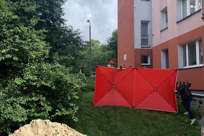 Śląskie: Straszny wypadek! 8-letnia dziewczynka wypadła z okna wieżowca. Na miejscu lądował śmigłowiec LPR