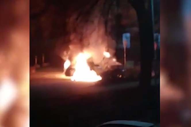 Szczecinek: Nocny pożar taksówki. W środku byli pasażerowie! [WIDEO]