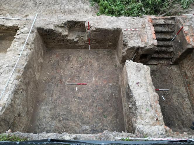 Niezwykłe odkrycie w Lublinie! Archeolodzy na placu budowy odkryli pozostałości fundamentów i piwnic budynku z XVIII wieku. ZDJĘCIA