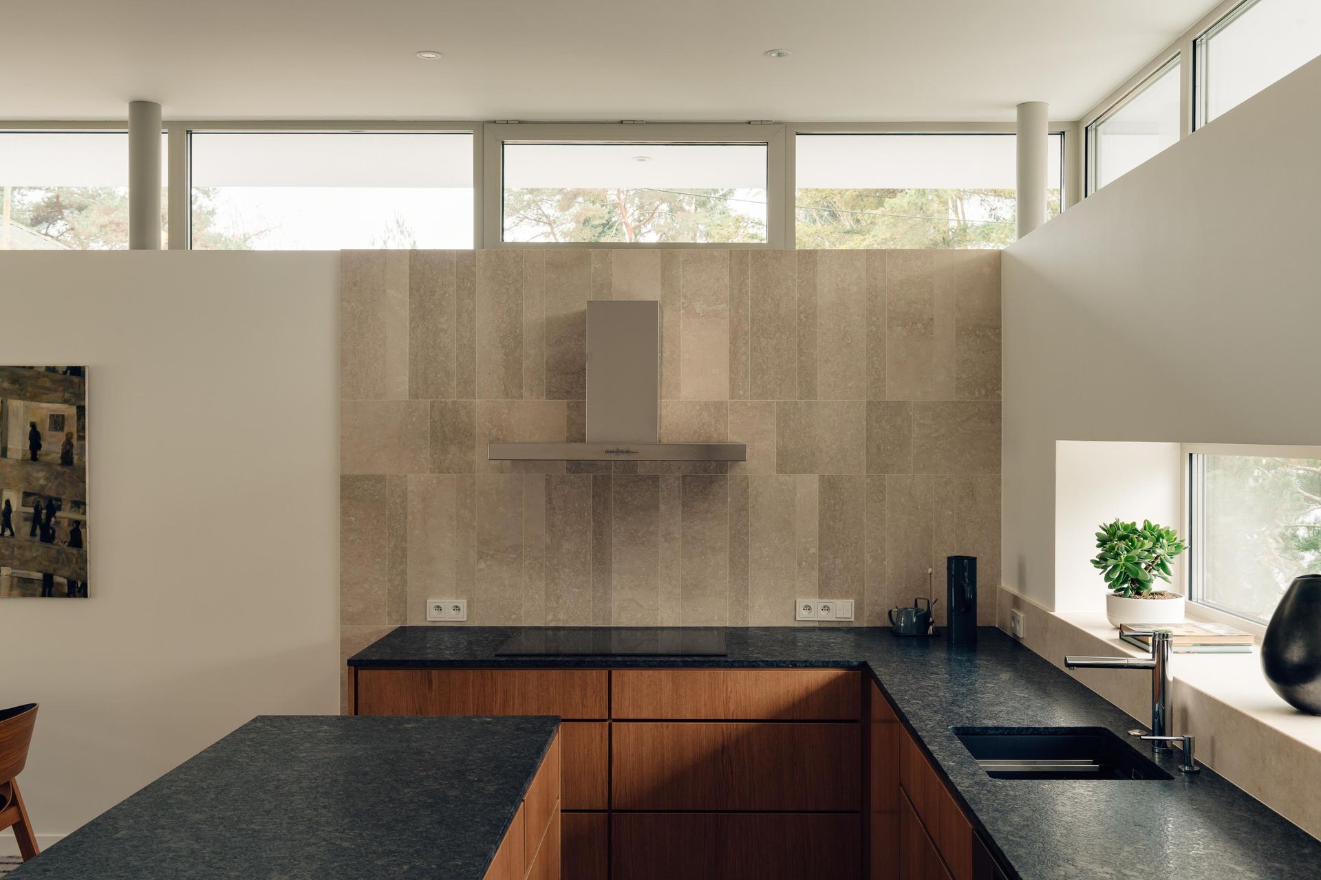 Dom z lewitującym dachem pod Warszawą. Fot. ONI Studio