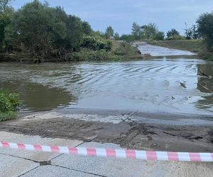 Kolejny śmiały kierowca w Śląskiem. Chciał przejechać przez zalaną drogę, porwała go rzeka