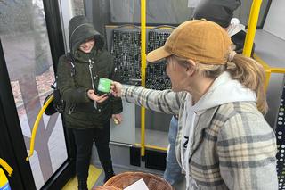 W gorzowskich autobusach elektrycznych przedstawiciele miasta rozdawali kubki i kalendarze